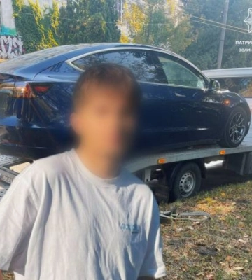 У Луцьку патрульні заблокували Tesla, якою керував 17-річний хлопець. Він викликав евакуатор