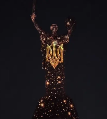 «Майбутнє пам'ятає»: Батьківщина-Мати засяяла кольорами прапора