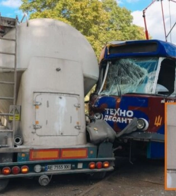 В Днепре грузовик Scania врезался в трамвай №11: вагон сошел с рельсов, движение перекрыто