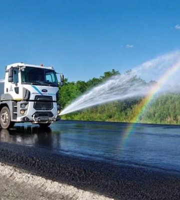 На цю операцію з асфальтом водію 25-тонного самоскида потрібно всього 60 секунд