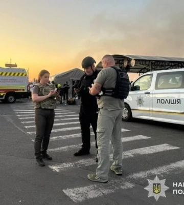 Патрульні показали перші хвилини після удару по ТЦ у Кривому Розі (відео)