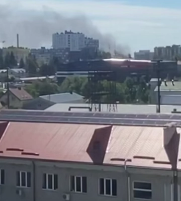 Потужно горить склад у Львові, є постраждалі