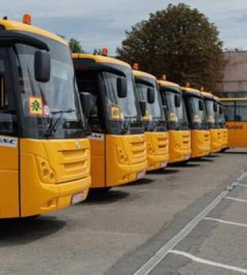 Вісім шкільних автобусів передали громадам Полтавщини