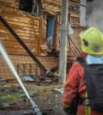 Російські обстріли Сумщини: поранено 12-річного хлопчика, згоріли будівлі