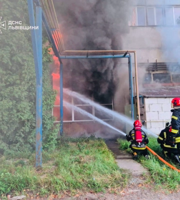 У Львові на території заводу “Іскра” горить склад: є постраждалі (ВІДЕО)