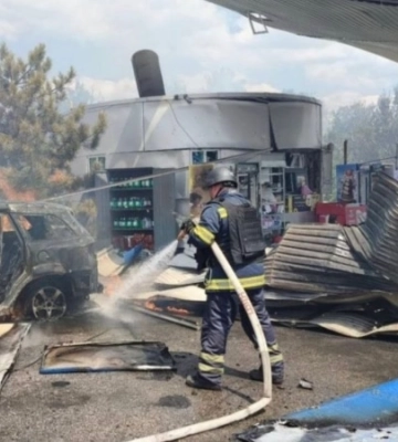 У Кривому Розі ліквідували пожежу на місці удару РФ по торгівельному центру – Зеленський