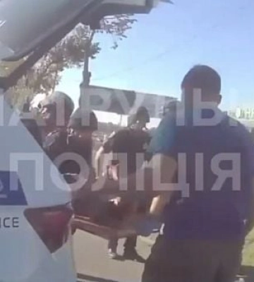Оказывали помощь в момент взрыва: кадры первых минут после атаки на «Солнечную Галерею» в Кривом Роге