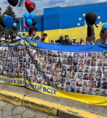 У Чернівцях розгорнули 380-метровий прапор пам'яті на підтримку військовополонених