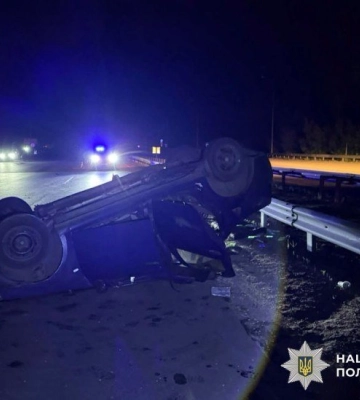 На Полтавщині Renault Logan врізався у відбійник і перекинувся: травмувалися двоє