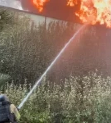 Війська РФ атакували Запоріжжя дронами: пожежі в житловому будинку та на складі
