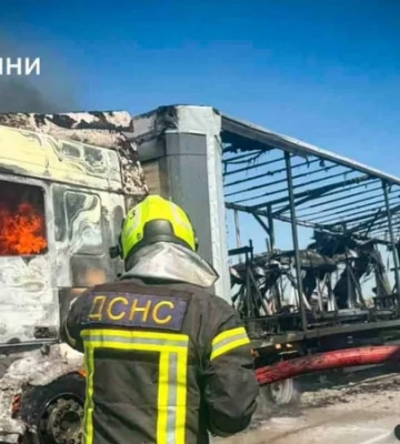Вдень по автостоянці. ДСНС і поліція показали наслідки російського удару балістикою по Бориспільському району — фото