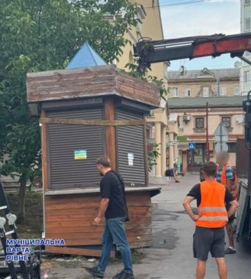 У Рівному демонтували занедбані та аварійні споруди (ФОТО)