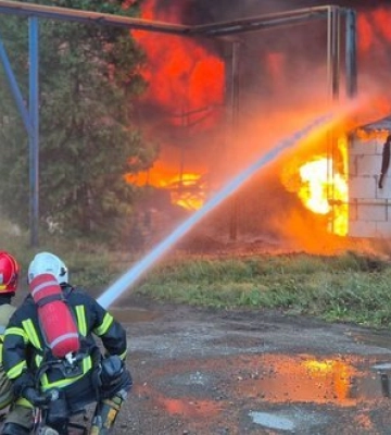 На заводі "Іскра" у Львові спалахнула пожежа: три людини загинули, є постраждалі. ФОТОрепортаж
