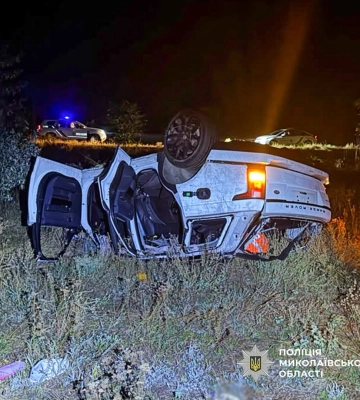 На Миколаївщині перекинувся елітний позашляховик: двоє молодиків загинули, один вижив