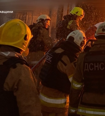 росія двічі вдарила по промисловому об’єкту на Полтавщині, спалахнула пожежа