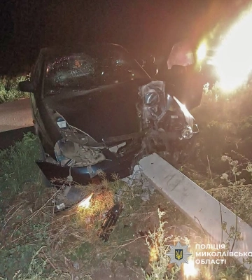 На Миколаївщині автомобіль звалив електроопору, у ДТП постраждав молодик