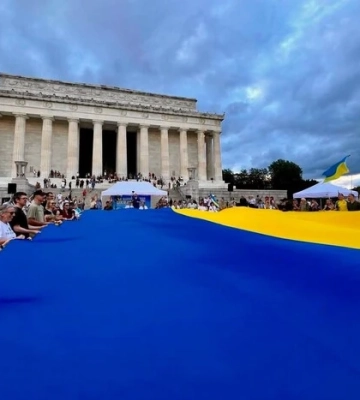 У центрі Вашингтона замайорів величезний прапор України 