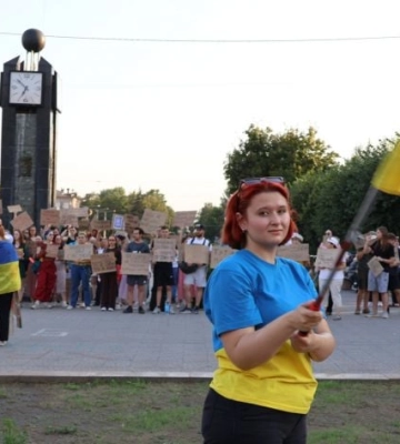 «У меня до сих пор мурашки»: воспоминания о первом украинском флаге после выезда из зоны оккупации (фото, видео)