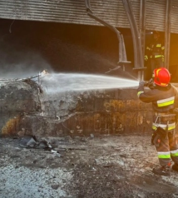 На Чернігівщині через російські обстріли згоріло зерносховище