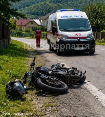 На Тячівщині та Виноградівщині медики двічі надавали допомогу постраждалим після падіння з мотоцикла