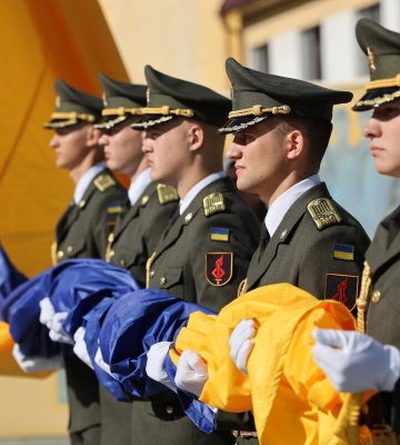 Особлива місія: Донька загиблого Героя та син військового підняли прапор України у Львові