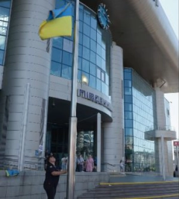 Прапори Покровська, Лимана та Костянтинівки підняли над вокзалами Києва, Львова й Ужгорода