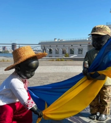 Скульптури малюків-засновників Києва переодягли з нагоди Дня Державного Прапора і Дня Незалежності