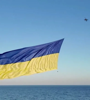 Над Чорним морем замайорів велечезний прапор України: прикордонники показали відео