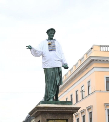 В Одесі Дюка вперше за час війни одягнули у вишиванку