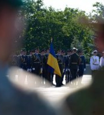 Історичний прапор Незалежності та найбільший синьо-жовтий стяг зустрілися в Києві