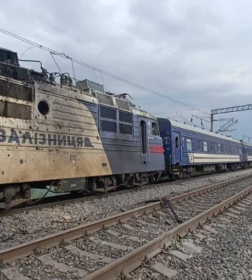 Россияне повторно ударили по пассажирскому поезду в Одесской области, ГСЧС показала кадры эвакуации — видео