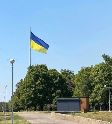Росіяни намагаються знищити прапор, який майорить над Краматорськом