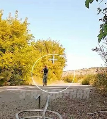 Рашисти вдарили FPV-дроном по цивільному велосипедисту на Донеччині та назвали це "знищенням живої сили". ВIДЕО