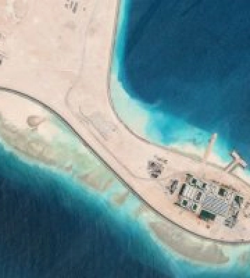 Китай за 10 месяцев создал огромный искусственный остров под военную базу в Южно-Китайском море