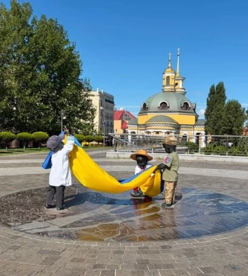 Малюки-засновники Києва на Поштовій площі змінили образ до Дня Незалежності