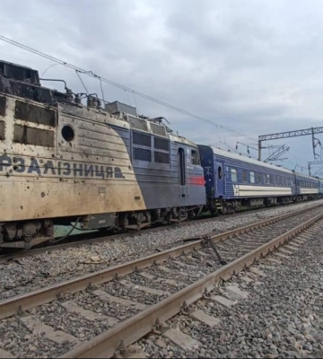 На Одещині під час евакуації пасажирів ворожий дрон влучив у локомотив потяга