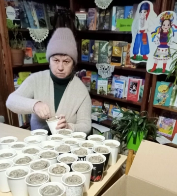 Збирає історії села, возить книги читачам і допомагає війську: незвичайна бібліотекарка з Волині