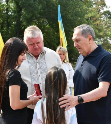 «Із синьо-жовтим захищаємо рідну землю. З синьо-жовтим — переможемо!»: у Кропивницькому вшанували героїв