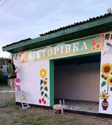 «Мрію стати відомою»: на Черкащині 15‐річна дівчина розмалювала зупинку, планує ще й будинок (ФОТО)