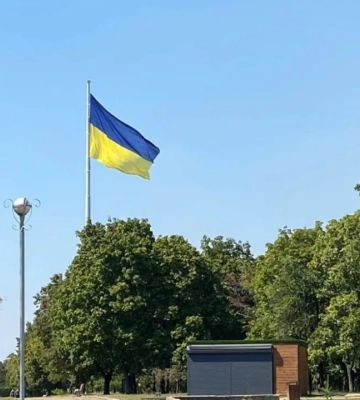 В Краматорске восстановили самый большой флаг Украины в Донецкой области: армия РФ забросала флагшток  FPV-дронами