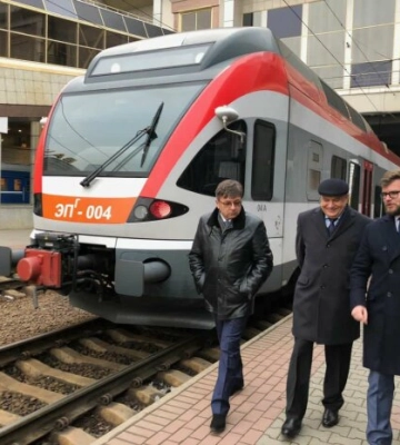 Потяги через Дніпро затримуються до 3 годин: список із 16 рейсів