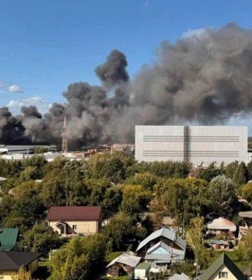 Второй за сутки пожар: под Москвой горит склад