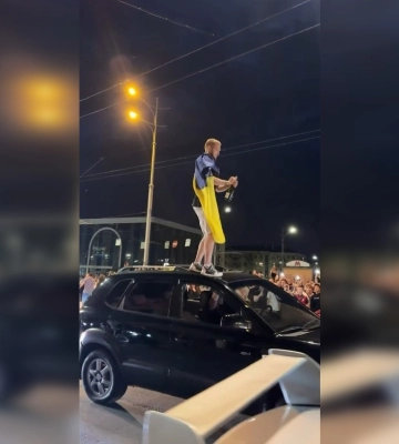 Как отмечали День флага: от праздника с бассейном и "кричалками" в Харькове до 3D-трезубца (видео)