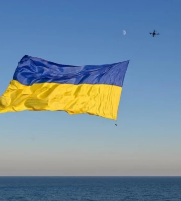 В Одесі над морем підняли у повітря величезний прапор України