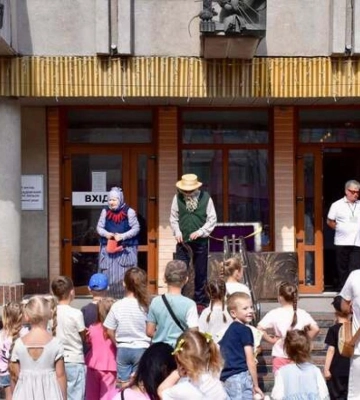Ріпка, аквагрим і дитячий прапор: у Рівному відкрили новий творчий сезон театру ляльок