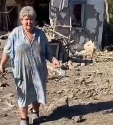 Етнічна росіянка із Краматорська, яка втратила сина через авіаудар, із уламками авіабомби стоїть серед зруйнованого обійстя: "Будьте вы, бл#дь, прокляты, вся Россия!". ВIДЕО