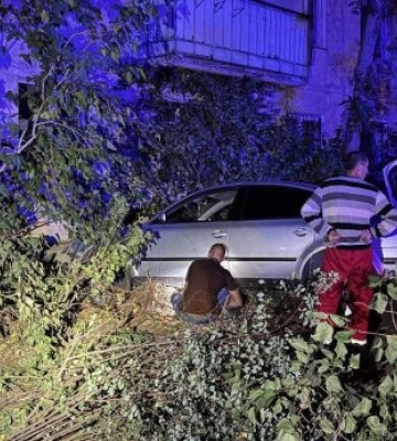 Автомобіль вилетів із дороги та врізався в житловий будинок у Миколаєві