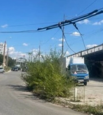 Пошкодив контактну мережу для тролейбусів і поїхав з місця: у Дніпрі патрульні розшукали водія вантажівки