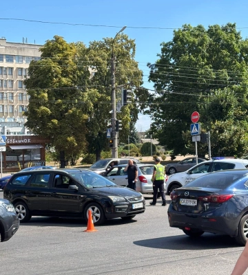 На перехресті у Черкасах зіткнулись дві автівки