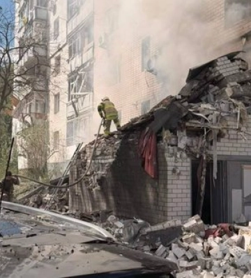 Російський дрон влучив у багатоповерхівку в Чернігові, є постраждалі (оновлено). ФОТО